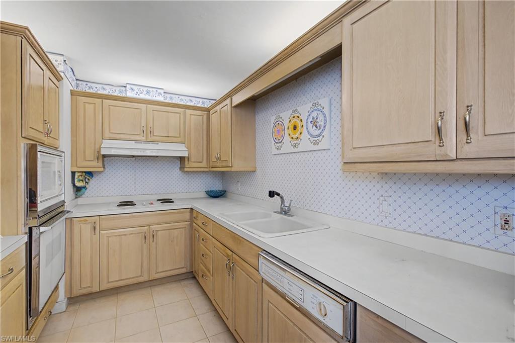 ROYAL MARCO POINT - Residential