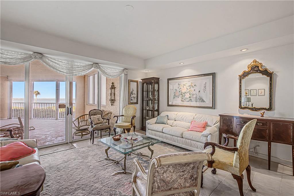 ROYAL MARCO POINT - Residential