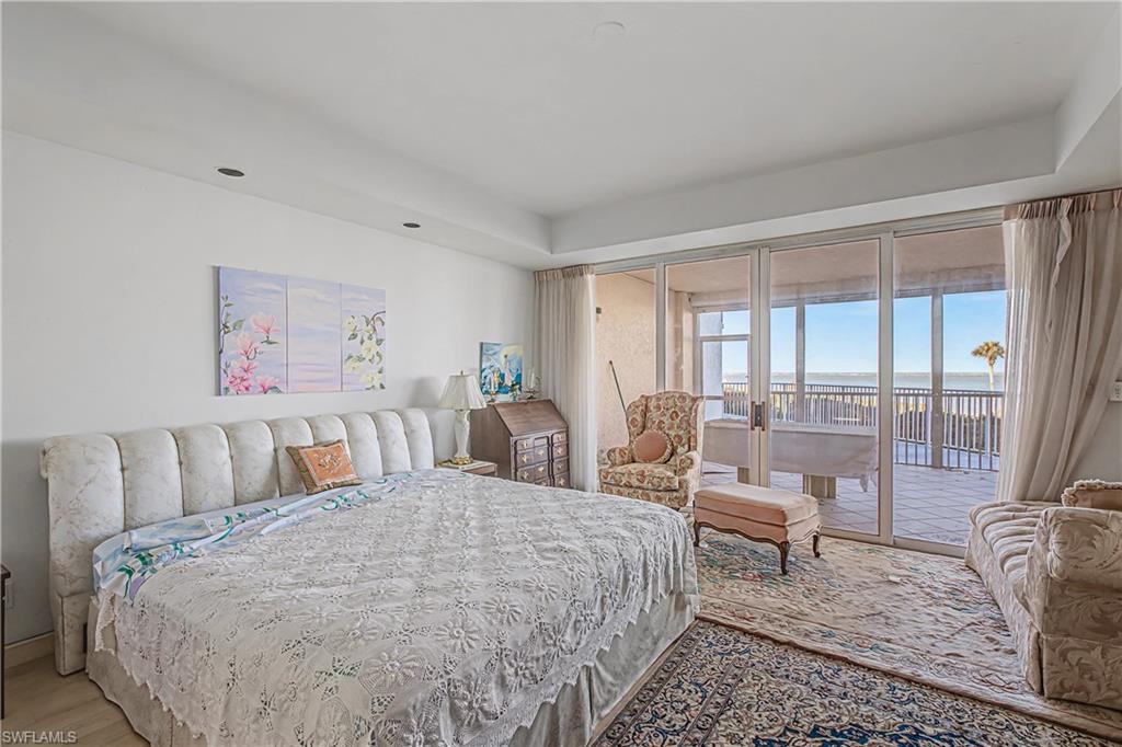 ROYAL MARCO POINT - Residential