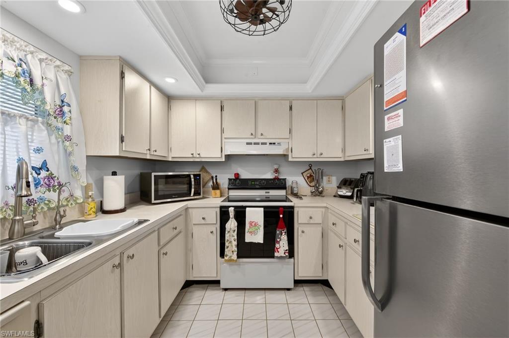 COUNTRY CLUB MANOR - Residential