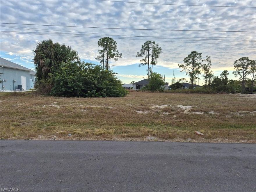Waterfront freshwater canal lot located in quiet very desirable neighborhood near to major restaurants and shopping stores. Ready to build your dream waterfront home or investment property. lot size is 80x125