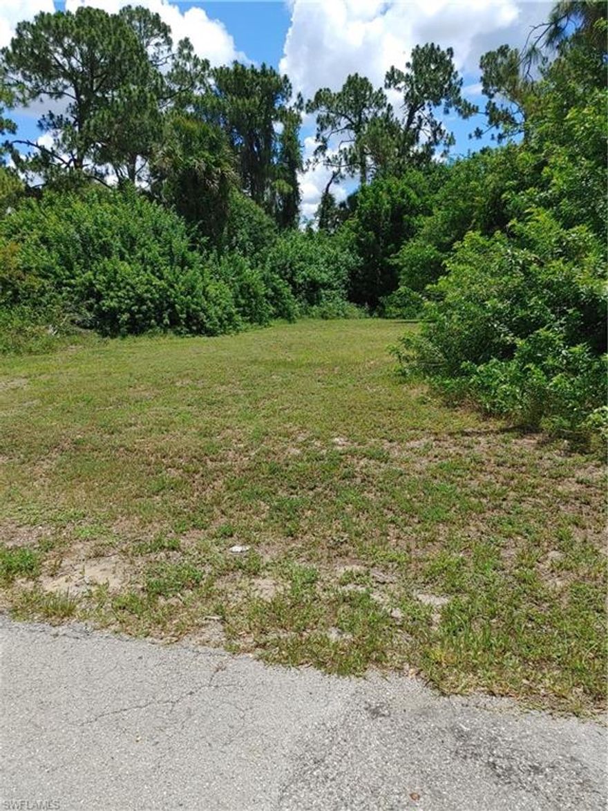 Build your new dream home. Nice quiet dead end street. Minutes to shopping, great location.