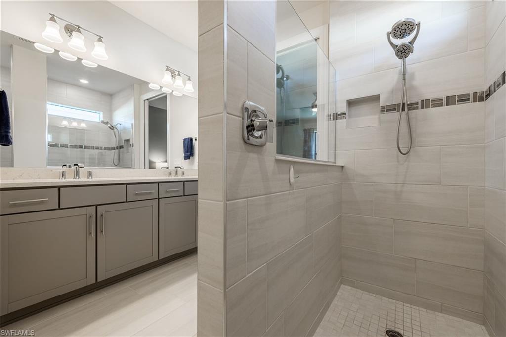 HAMPTON LAKES - Residential