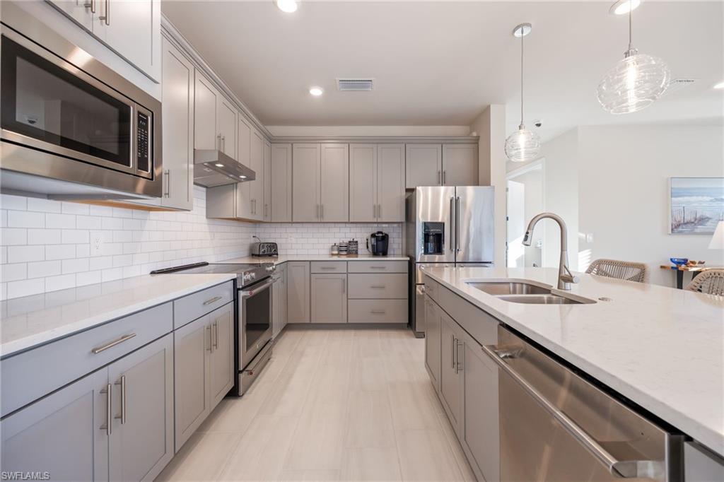 HAMPTON LAKES - Residential