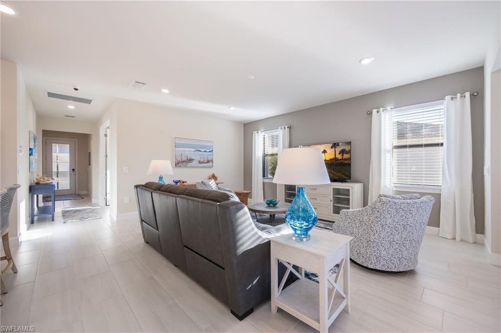 HAMPTON LAKES - Residential