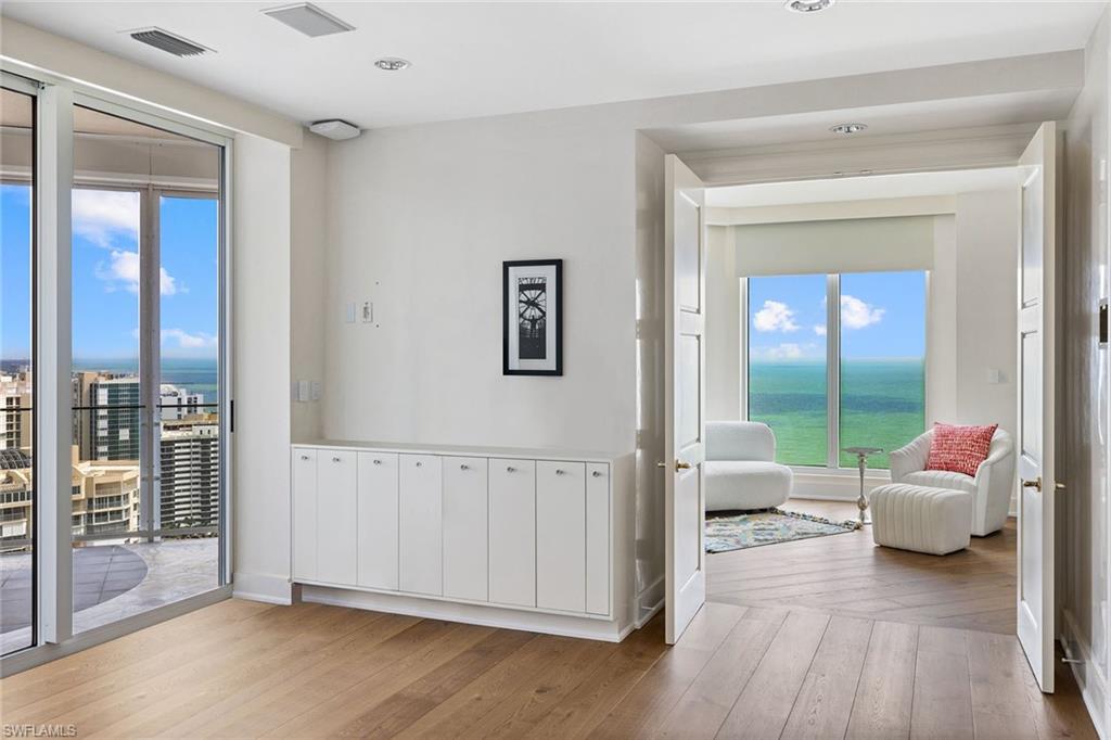 REGENT - Residential