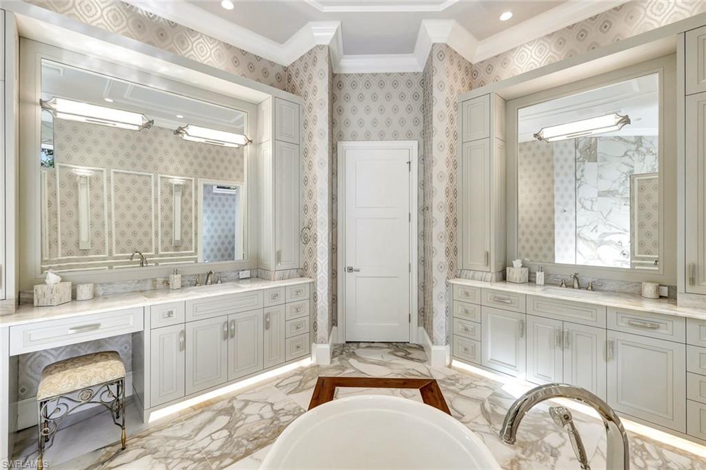 BAY WOODS - Residential