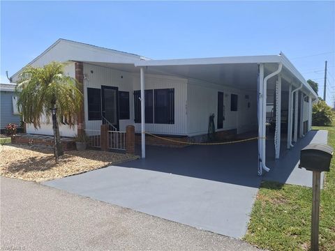 Manufactured Home in NORTH FORT MYERS FL 16015 Tangelo WAY.jpg
