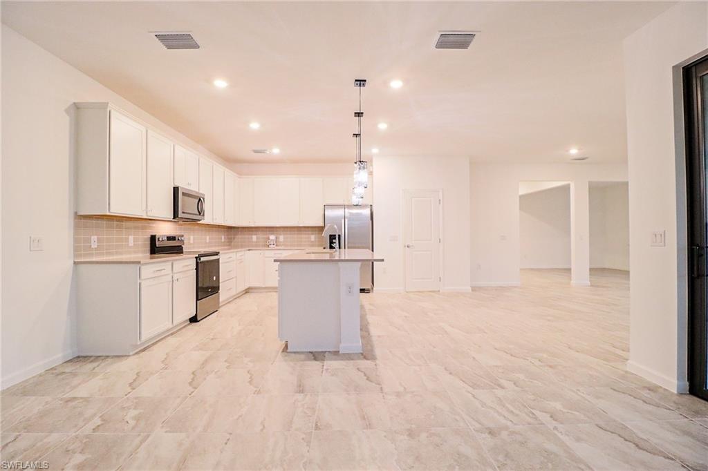 HAMPTON LAKES - Residential Lease