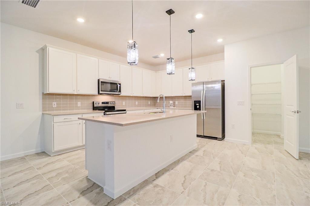 HAMPTON LAKES - Residential Lease