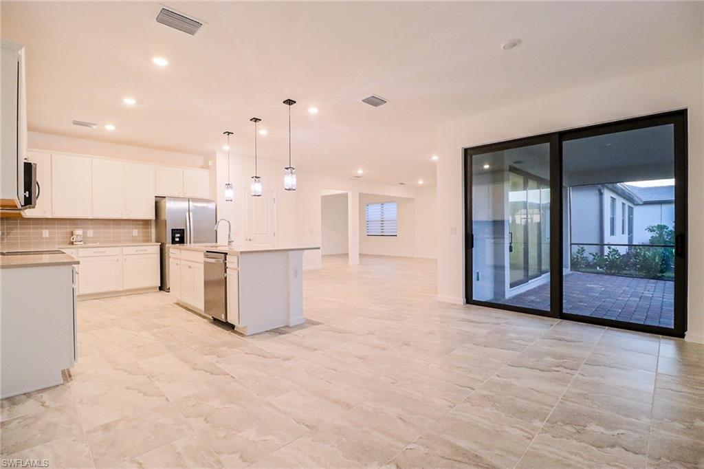 HAMPTON LAKES - Residential Lease