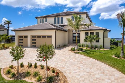 1024 Dolphin DR CAPE CORAL FL 33904