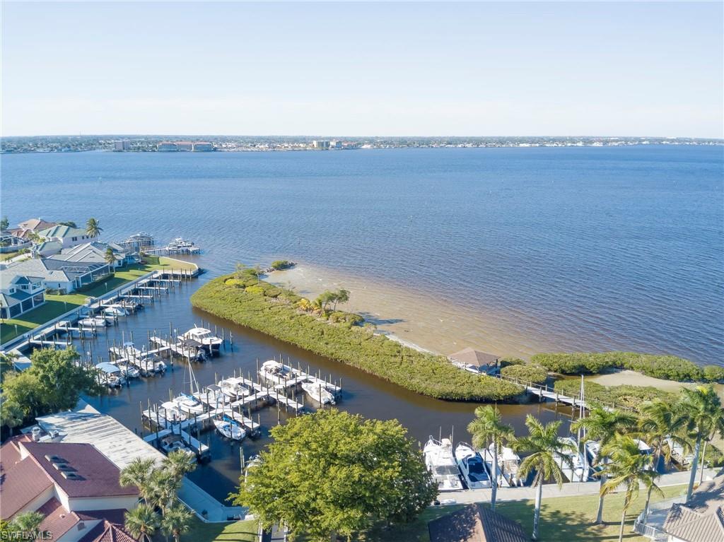 ISLES OF CALOOSA YACHT + RACQUET CLUB - Residential