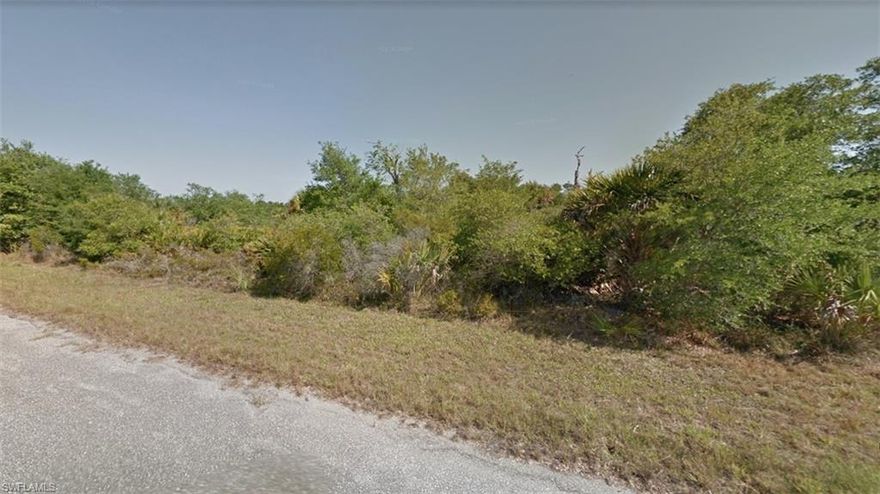 EXCELLENT HOMESITE. Sandy beaches, golfing, sailing & fishing, all near to your new home at a fast growing community. Minutes from shopping centers, schools, hospitals Close to US-41 and I-75 for easy commute