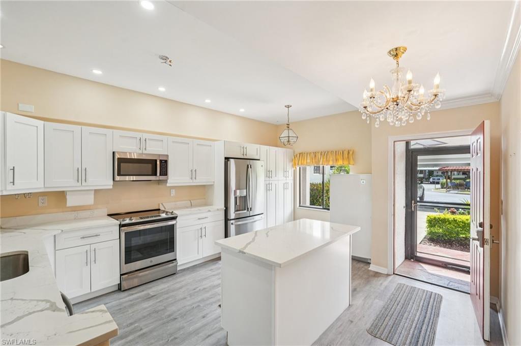 COUNTRY MANOR - Residential