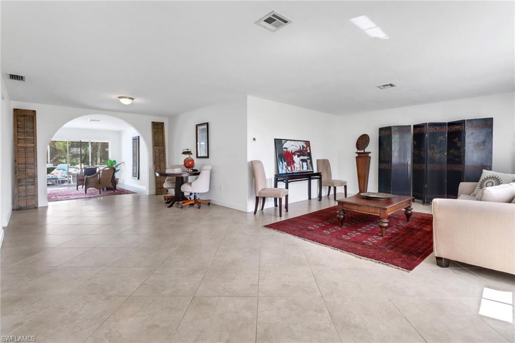 389 Country Club LN