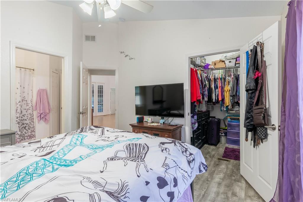 SHADY HOLLOW - Residential