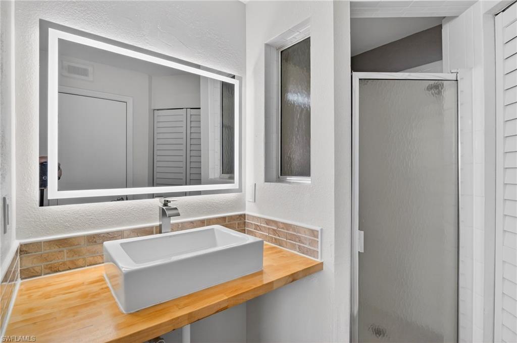 VENETIAN PALMS - Residential