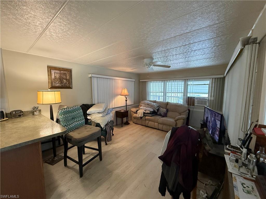 HOLIDAY MANOR - Residential