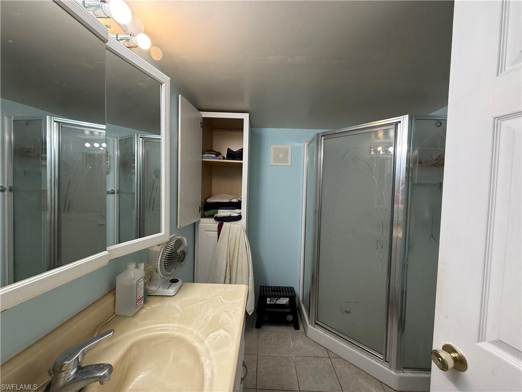 HOLIDAY MANOR - Residential