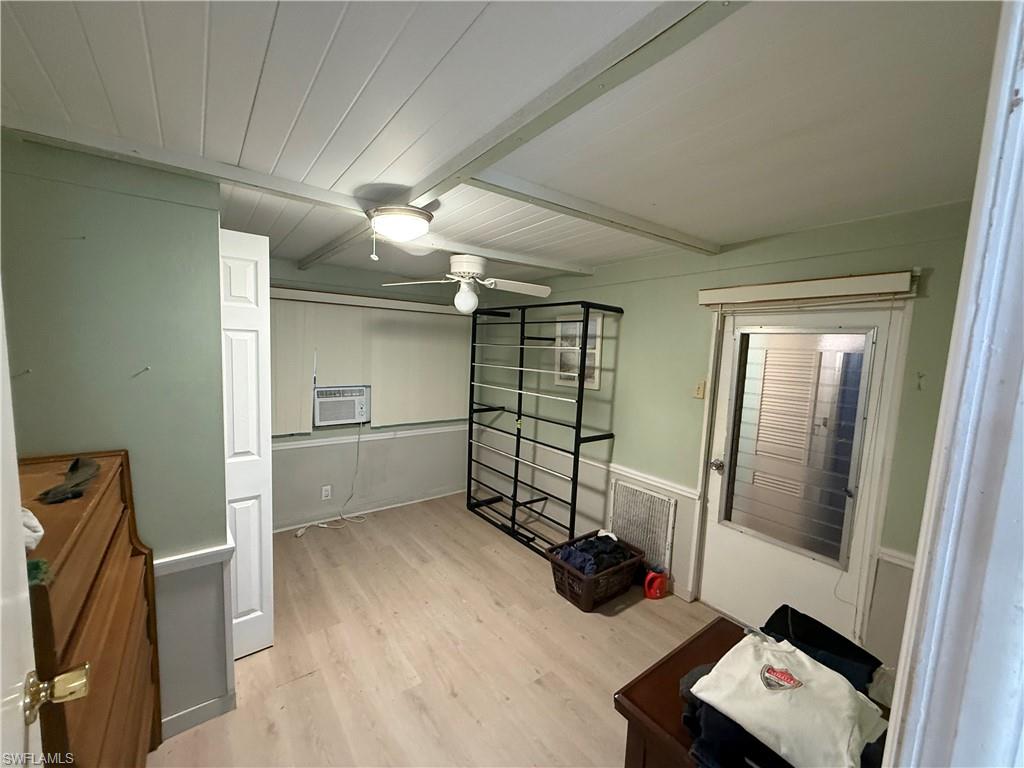 HOLIDAY MANOR - Residential