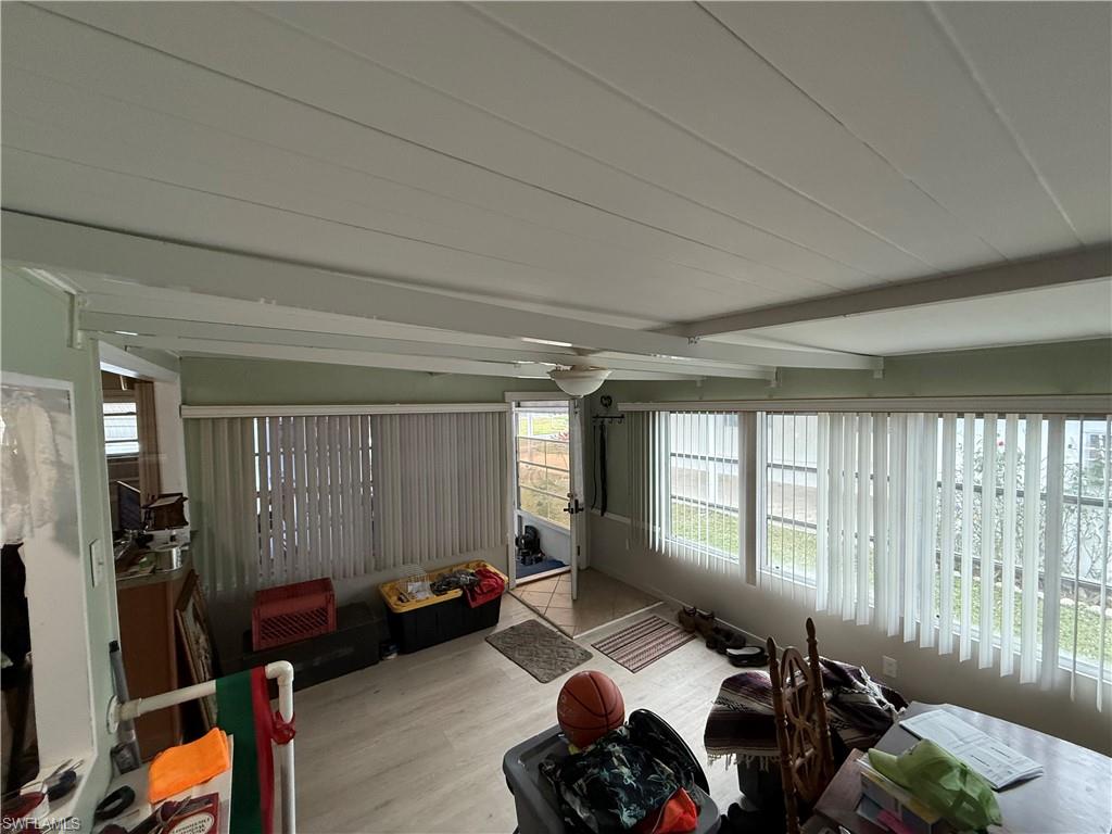 HOLIDAY MANOR - Residential