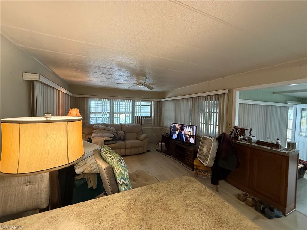 HOLIDAY MANOR - Residential