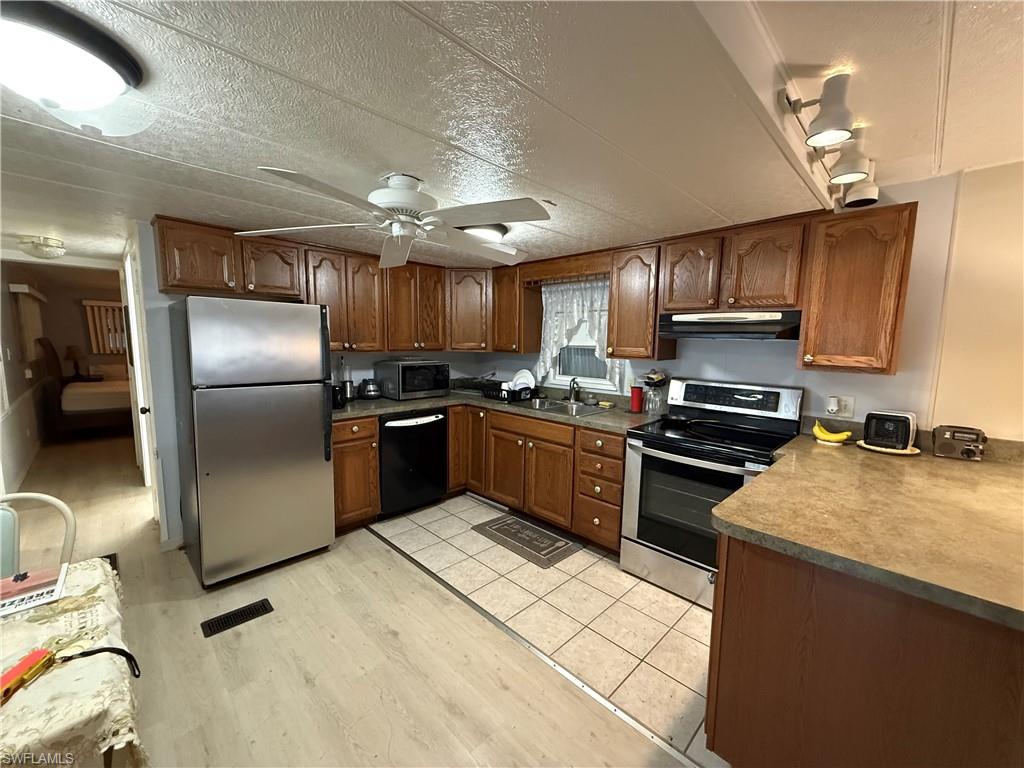 HOLIDAY MANOR - Residential