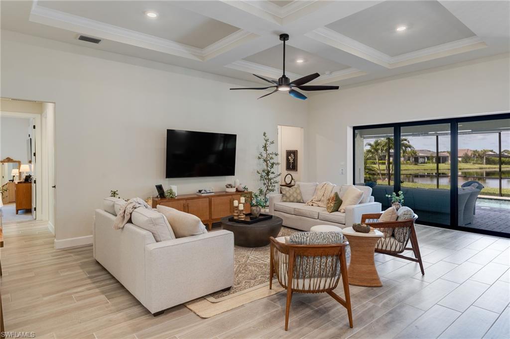 COUNTRY CLUB - Residential