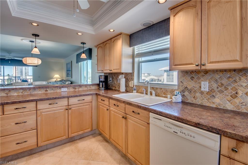 ROYAL PELICAN TOWNHOUSE - Residential