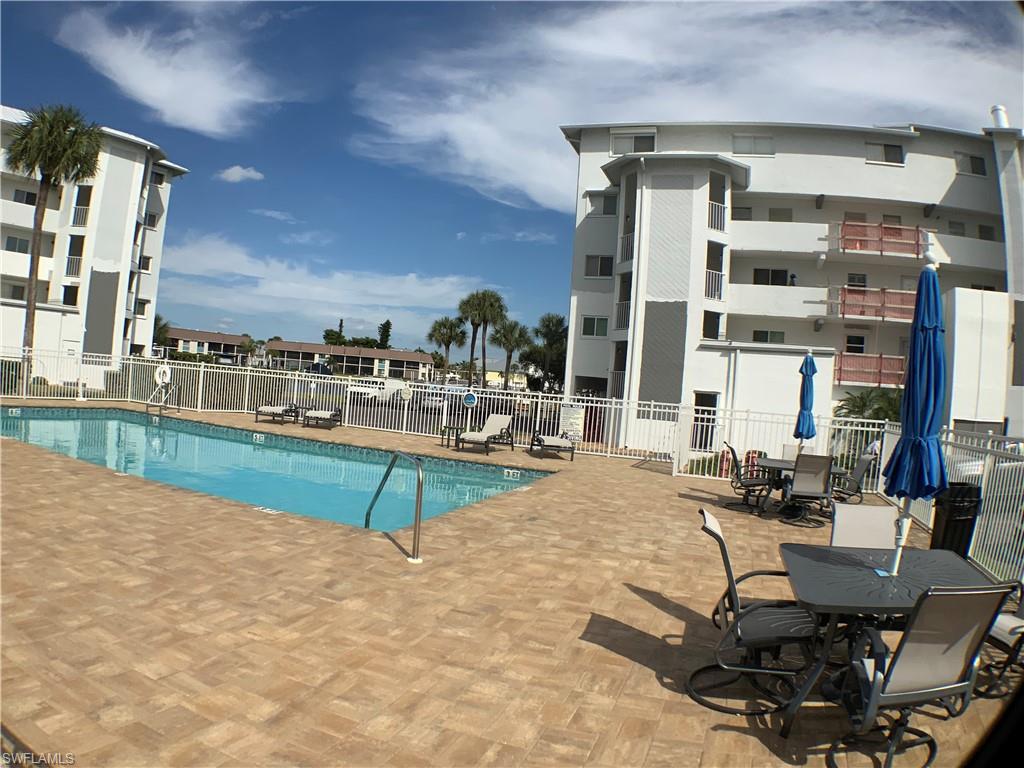 ROYAL PELICAN TOWNHOUSE - Residential