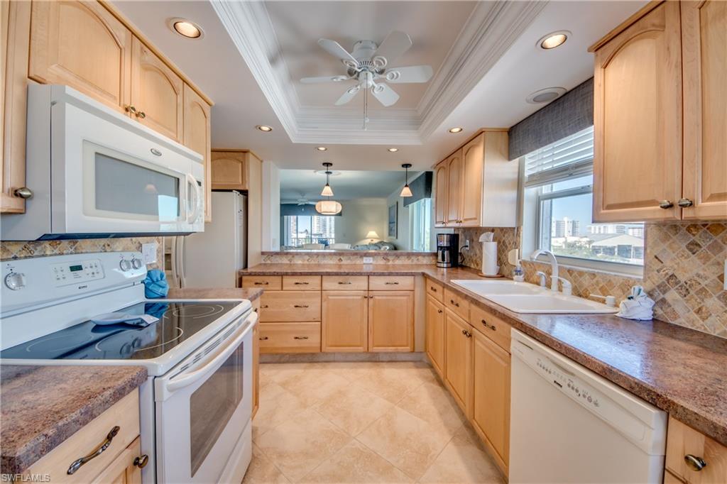 ROYAL PELICAN TOWNHOUSE - Residential