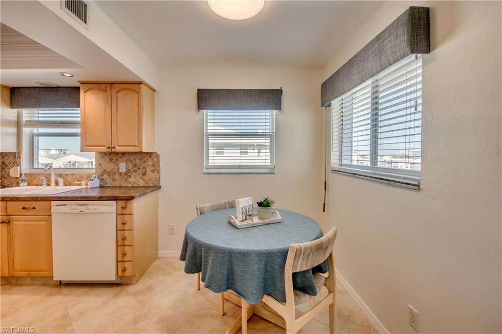 ROYAL PELICAN TOWNHOUSE - Residential