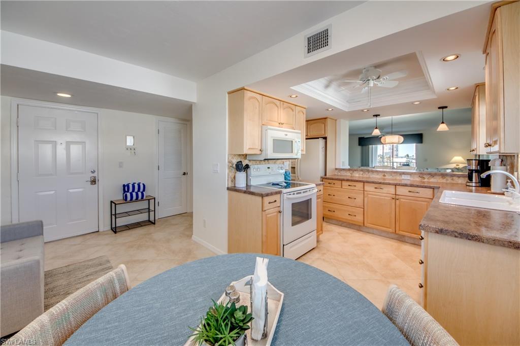 ROYAL PELICAN TOWNHOUSE - Residential