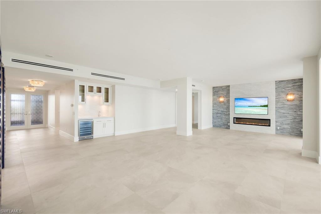 ROYAL MARCO POINT - Residential