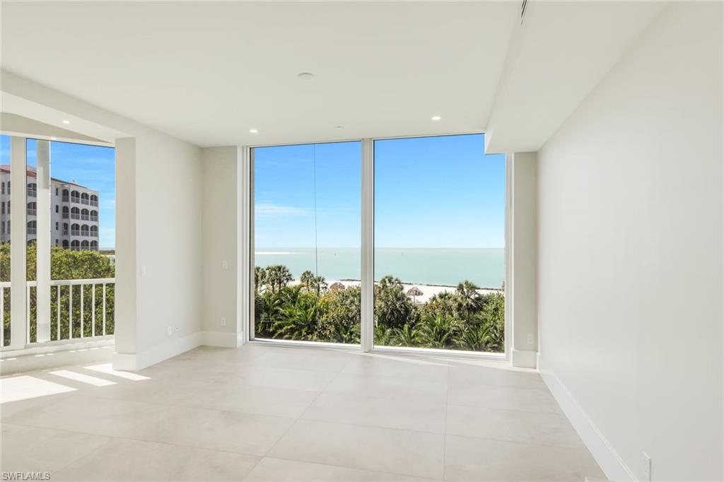 ROYAL MARCO POINT - Residential