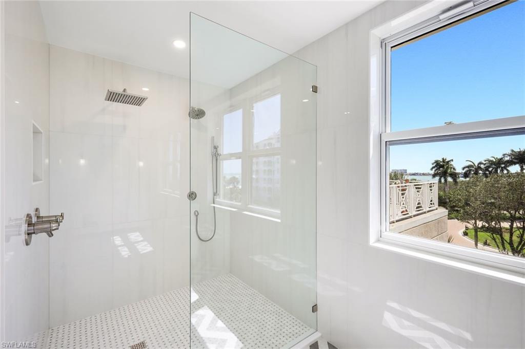 ROYAL MARCO POINT - Residential