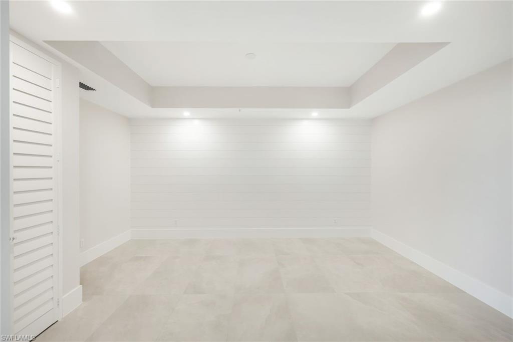 ROYAL MARCO POINT - Residential