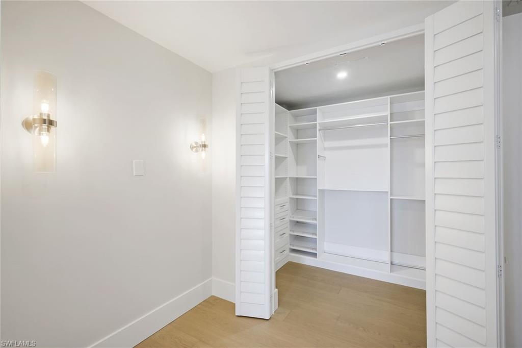 ROYAL MARCO POINT - Residential