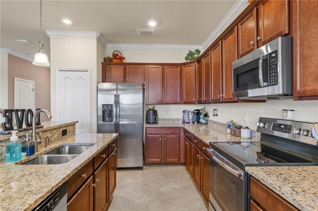 HAMPTON LAKES - Residential