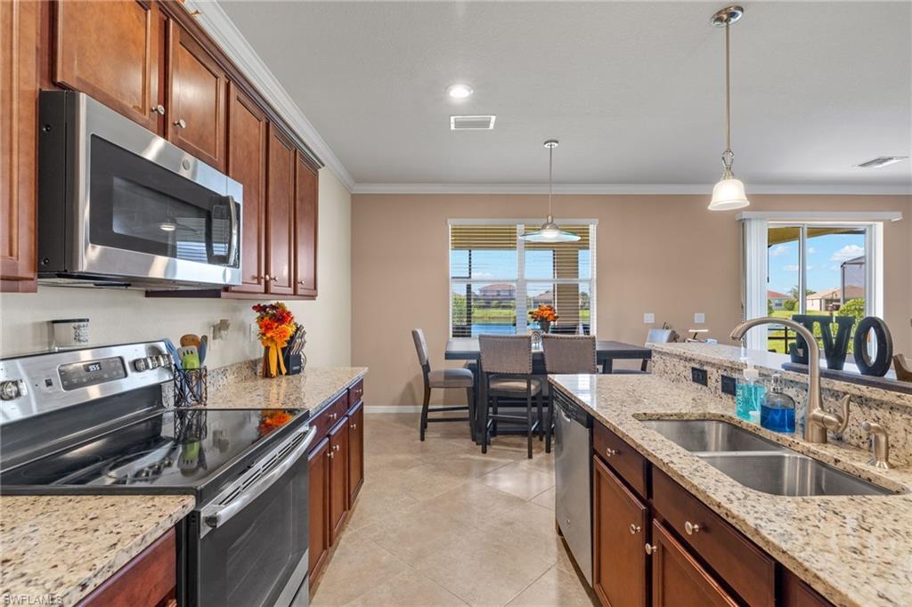 HAMPTON LAKES - Residential