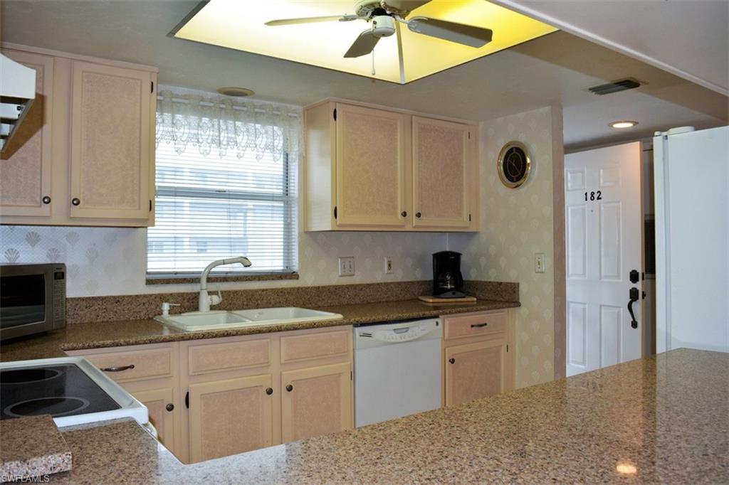 ROYAL PELICAN TOWNHOUSE - Residential