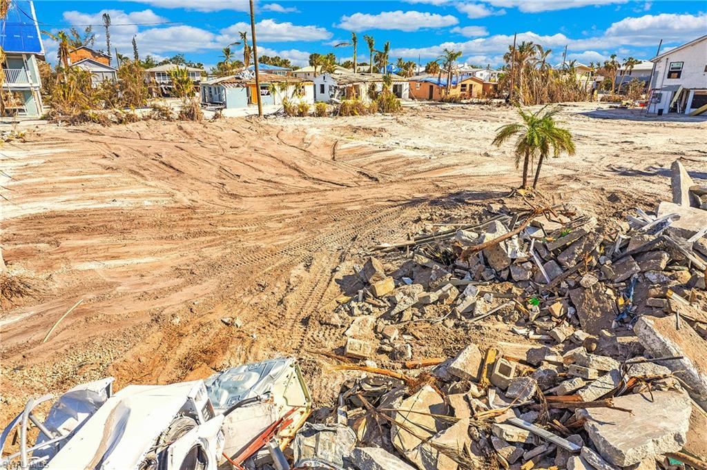 HOLIDAY SHORES - Land