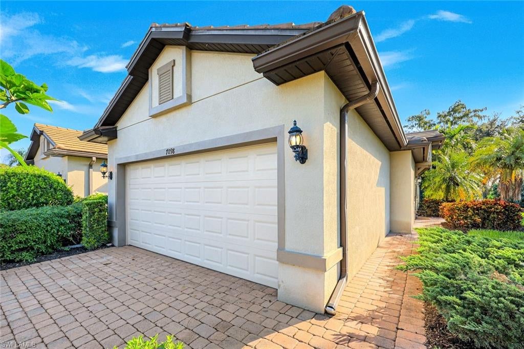 7098 Live Oak DR