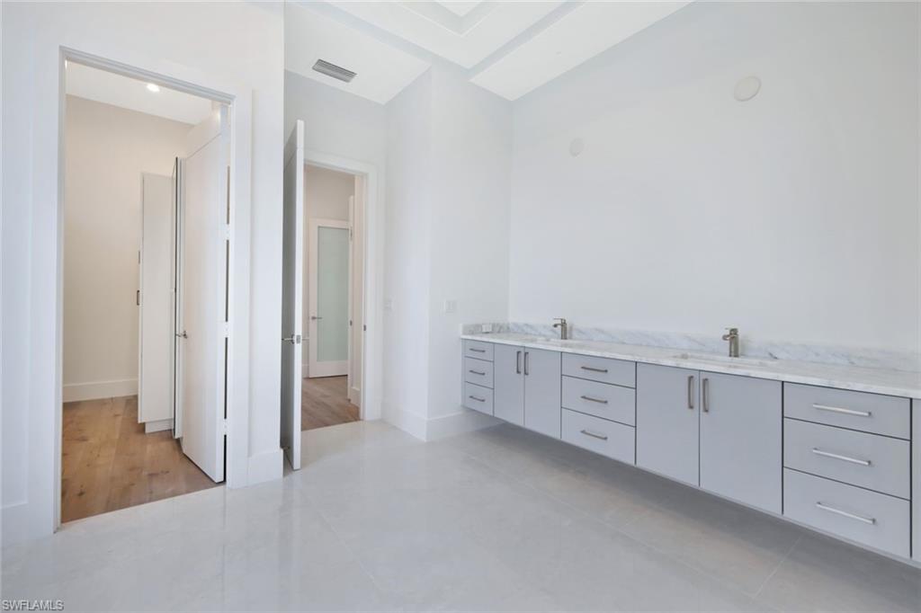 THE ENCLAVE OF DISTINCTION - Residential