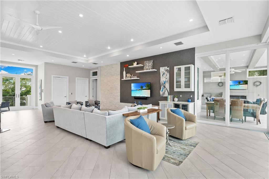 IMPERIAL SHORES - Residential