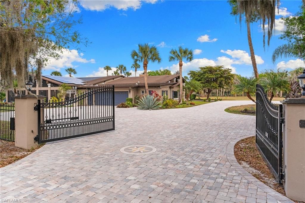 Photo of 620 E Fort Thompson AVE, LABELLE, FL 33935 (MLS # 226006111)