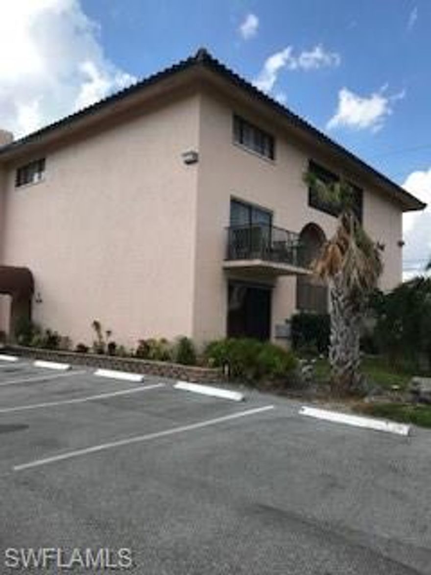 Wonderful studio apartment with all utilities included in quarterly fees. Great location  close to US41,ACROSS THE STREET FROM SHOPPING CENTER,CLOSE TO THE BEACH,AND WIGGINS STATE PARK.GREAT INVESTMENT PROPERTY WITH HIGH RETURNS.