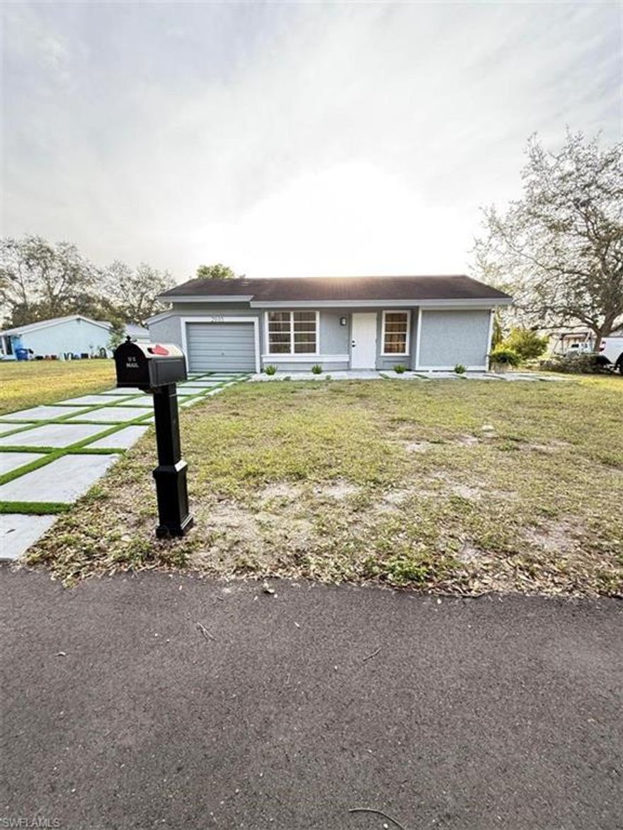 Discover your new home in the heart of Labelle. This charming 2-bedroom, 2-bathroom home has been completely renovated with modern
finishes. Enjoy a stylish kitchen with stainless steel appliances, white designer cabinets, and solid countertops. Marble-style porcelain tile floors
add a touch of luxury throughout the home. The master bathroom will surprise you with black marble accents, while the secondary bathroom
maintains a classic and bright design. Enjoy the tranquility of a residential neighborhood, ideal for families or professionals seeking comfort and
style. ?? 2 Bedrooms | ?? 2 Bathrooms | ?? Garage | ?? Pets allowed with approval Ready to move in now! Just minutes from schools, parks, and
green spaces.
