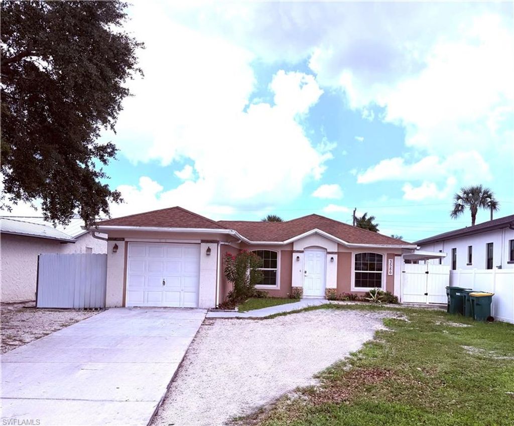 Photo of 3586 Seagrape AVE, NAPLES, FL 34104 (MLS # 226020367)